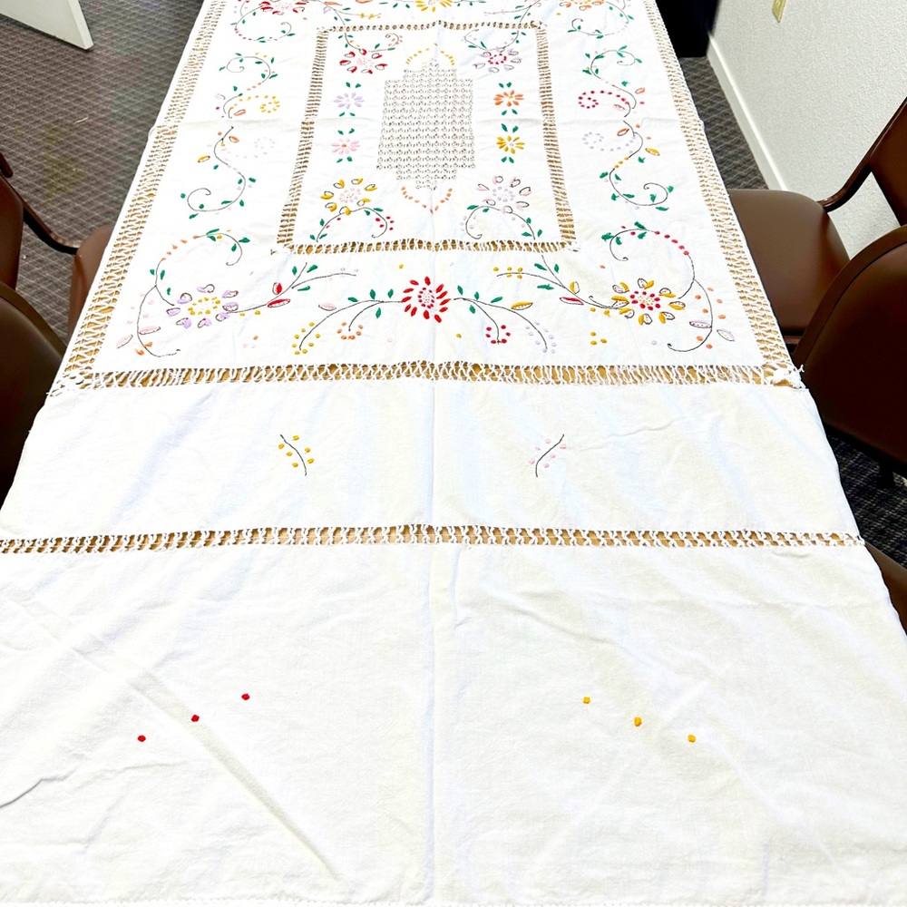 Vinage floral embroidered tablecloth